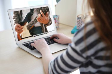 Müzikal performans kaydı izlerken kadın 