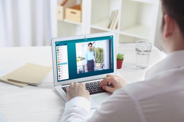 Bilgisayardaki avukatla görüntülü görüşme. Video çağrısı ve çevrimiçi servis kavramı.