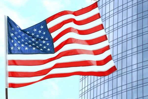 Bandera americana en el edificio — Foto de Stock