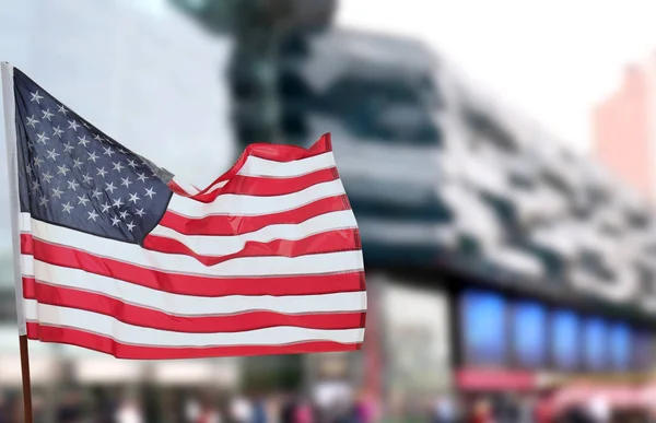 Американский флаг и здание — стоковое фото