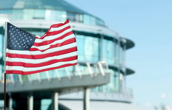 Amerikaanse vlag en gebouw — Stockfoto