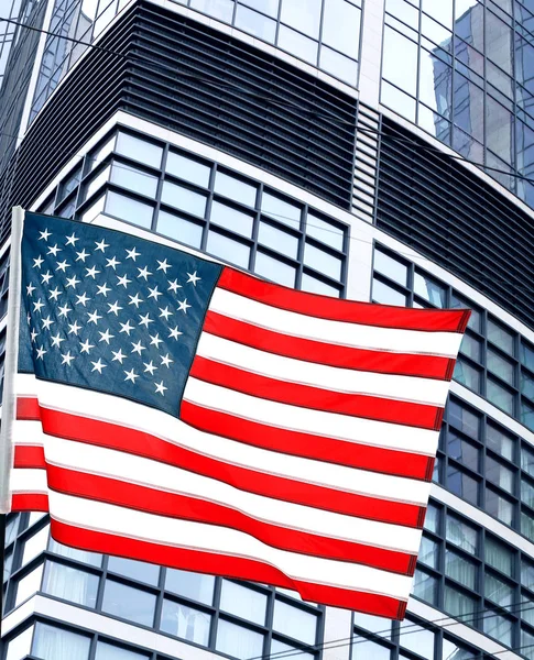 Bandera americana en el edificio — Foto de Stock