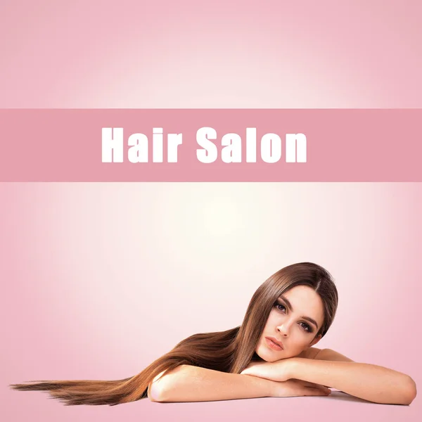 Mulher Jovem Texto Hair Salon Fundo Cor — Fotografia de Stock