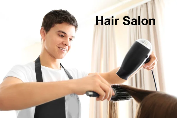 Texte Salon Cheveux Sur Fond Coiffeur Travaillant Avec Client Salon — Photo