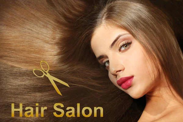 Mulher Jovem Texto Hair Salon Close — Fotografia de Stock