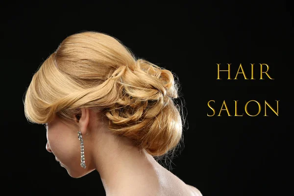 Mulher Jovem Texto Hair Salon Fundo Preto — Fotografia de Stock
