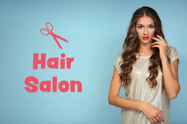 Молода Жінка Текст Hair Salon Синьому Фоні — стокове фото