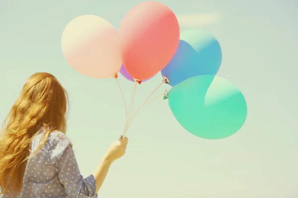 Femme avec des ballons colorés — Photo