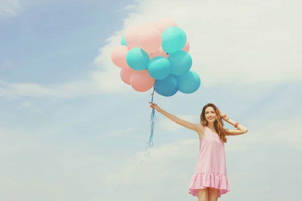 Mujer con globos de colores —  Fotos de Stock