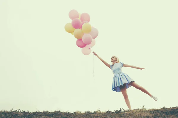 Mujer con globos de colores — Foto de Stock