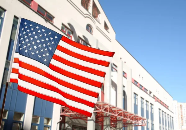 Amerikaanse vlag op gebouw — Stockfoto