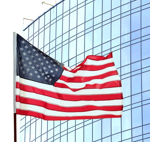 Americká vlajka na budově — Stock fotografie