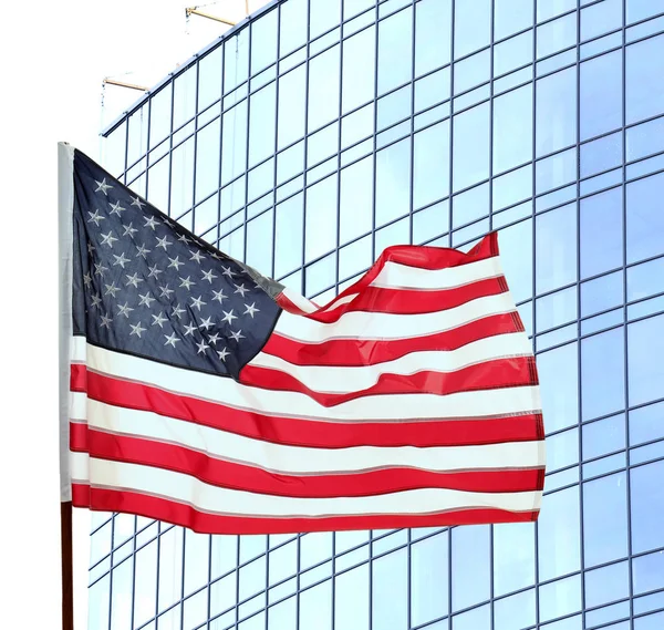 Amerikaanse vlag op gebouw — Stockfoto