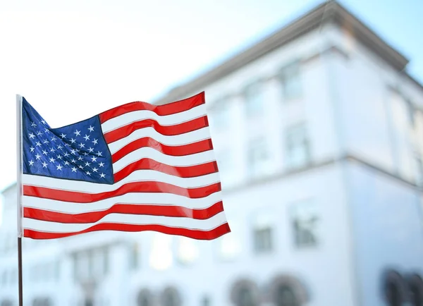 Amerykańską flagę i budynku — Zdjęcie stockowe