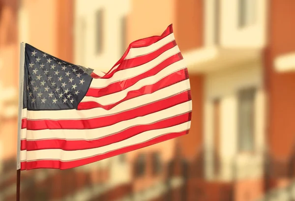 Americká vlajka a budování — Stock fotografie
