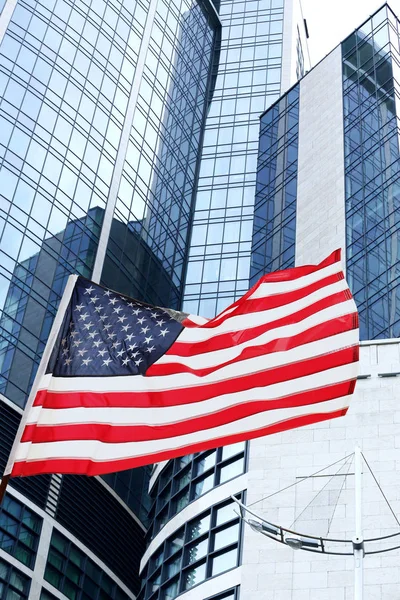 Американський прапор на будівлі — стокове фото