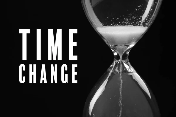 Přesýpací hodiny a text změna času — Stock fotografie