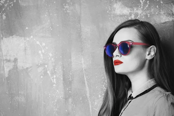 Gri arka plan üzerinde bak makyaj ve moda renk aksan ile genç kadın