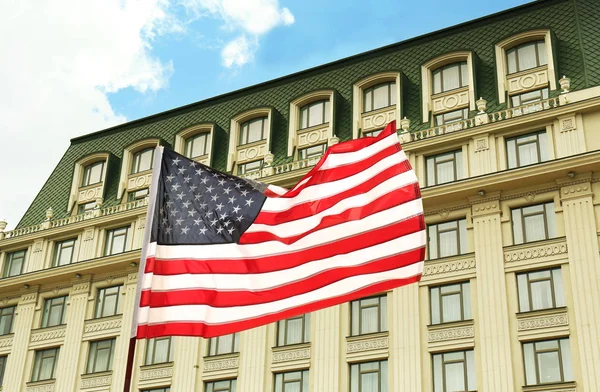Αμερικανική σημαία σε κτίριο — Φωτογραφία Αρχείου