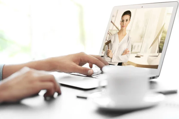 Hombre Videoconferencia Con Abogado Portátil Videollamada Concepto Servicio Online — Foto de Stock