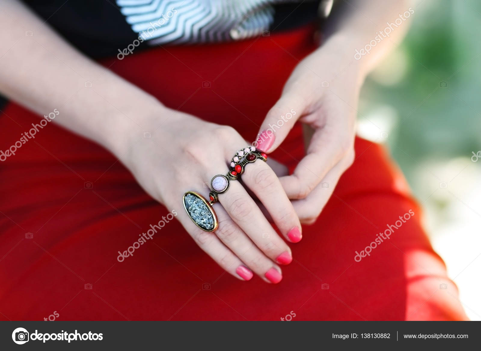 Schöne Ringe an weiblichen Fingern - Stockfotografie: lizenzfreie Fotos ©  belchonock 138130882 | Depositphotos