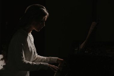 Güzel kadın piyano