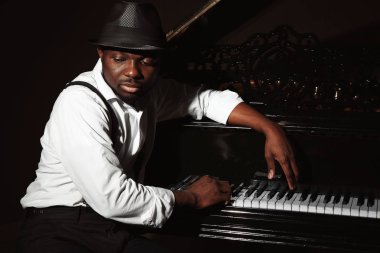 Afro Amerikan piyano ile şapka adam
