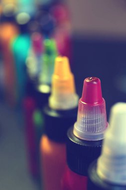 renkli mürekkep ile şişe