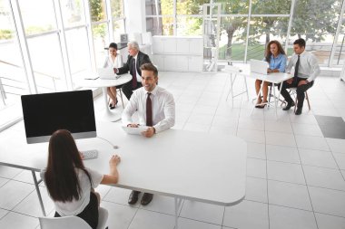 İş eğitimi konsepti. Ofiste çalışan meslektaşlar.