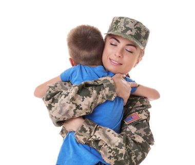 Kadın asker oğlu ile kucaklayan 