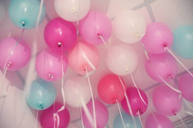 Renkli balon oda içinde