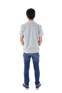 Genç adam boş t-shirt