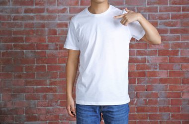 Genç adam boş t-shirt