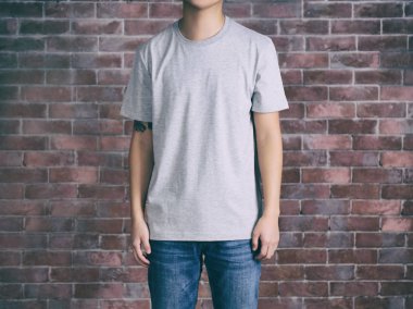 Genç adam boş t-shirt 