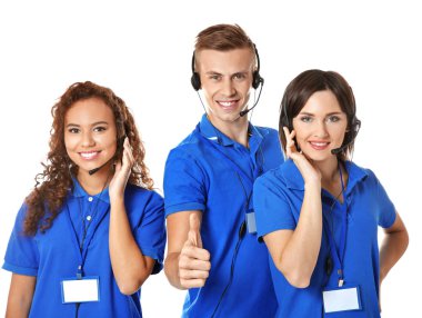 Beyaz arka plan üzerinde sevkiyatçılar teknik destek ekibi