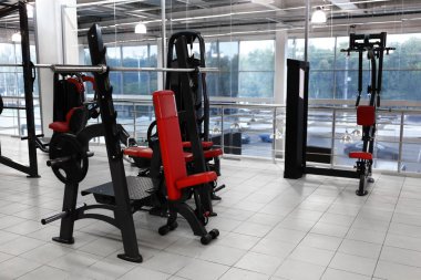 spor salonunda ağırlık kaldırma makineleri
