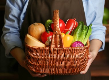 Hasır sepet holding insan eller