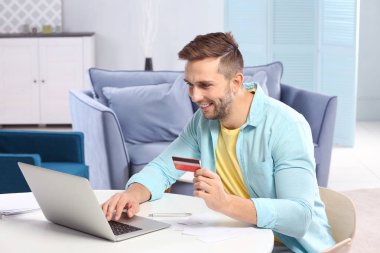 Yakışıklı genç adam. 