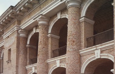 Neoklasik tarzda inşa zarar