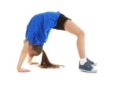 Sevimli küçük sportif kız beyaz arka plan üzerinde poz
