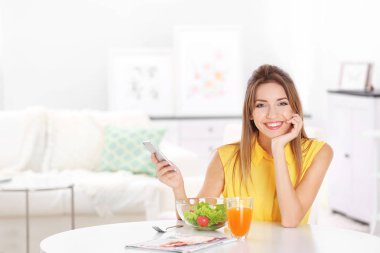 Genç güzel kadın.