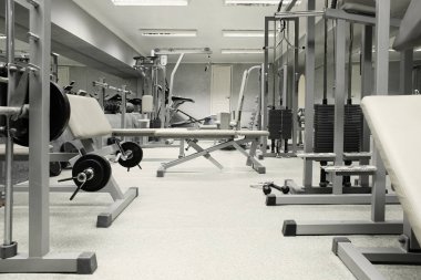 Ekipmanlı bir spor salonu. 