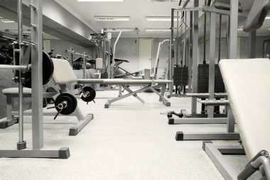 Ekipmanlı bir spor salonu. 