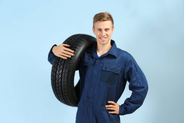 Üniformalı genç makinist