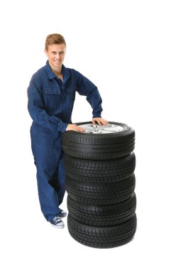 Üniformalı genç makinist