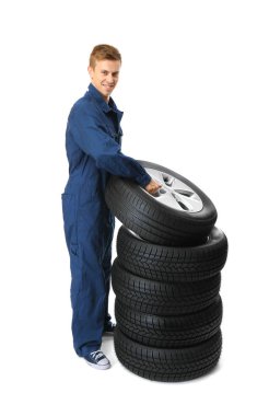 Üniformalı genç makinist