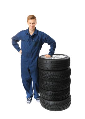 Üniformalı genç makinist