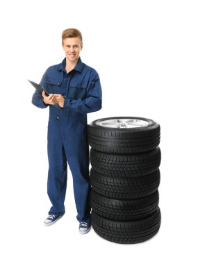 Üniformalı genç makinist