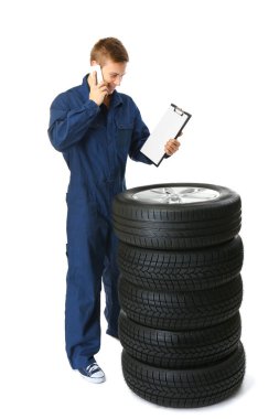 Üniformalı genç makinist