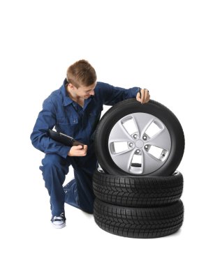 Üniformalı genç makinist